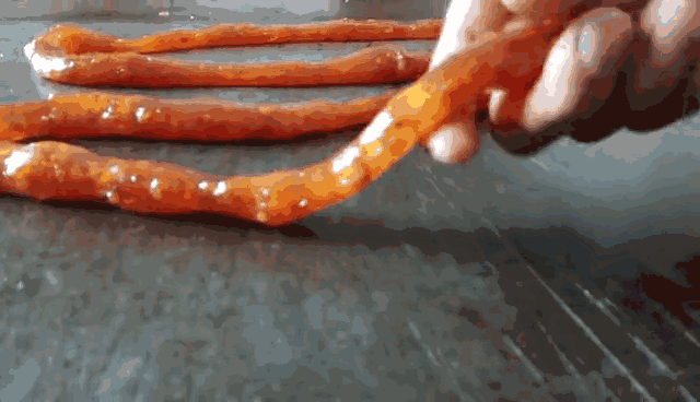 梨膏糖的功效与作用，百草梨膏糖的功效（七代传承流传下来的古法梨膏糖）