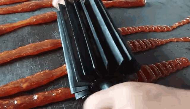 梨膏糖的功效与作用，百草梨膏糖的功效（七代传承流传下来的古法梨膏糖）