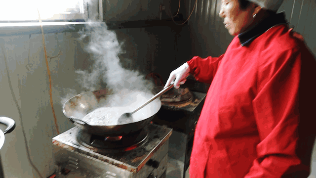 梨膏糖的功效与作用，百草梨膏糖的功效（七代传承流传下来的古法梨膏糖）