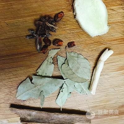 排骨炖藕的做法，玉米莲藕排骨汤的做法