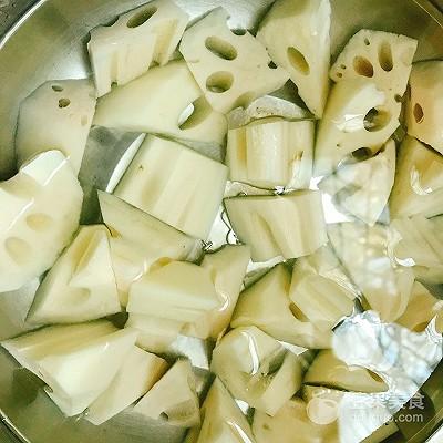 排骨炖藕的做法，玉米莲藕排骨汤的做法