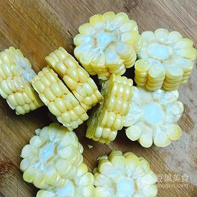 排骨炖藕的做法，玉米莲藕排骨汤的做法