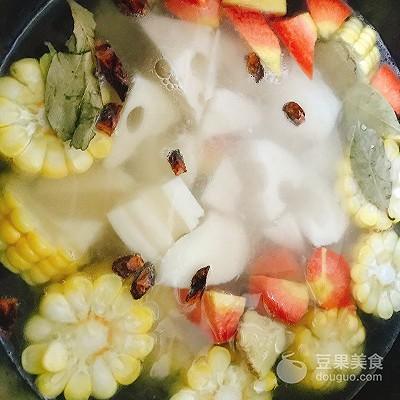 排骨炖藕的做法，玉米莲藕排骨汤的做法