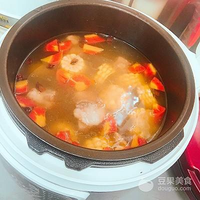 排骨炖藕的做法，玉米莲藕排骨汤的做法