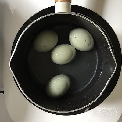 变蛋的做法凉拌，凉拌变蛋的家常做法（超简单的快手小凉菜~开胃皮蛋）