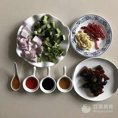 变蛋的做法凉拌，凉拌变蛋的家常做法（超简单的快手小凉菜~开胃皮蛋）