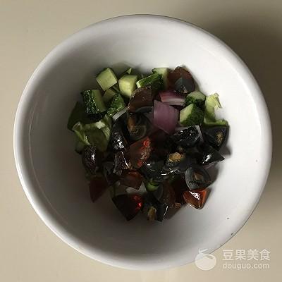 变蛋的做法凉拌，凉拌变蛋的家常做法（超简单的快手小凉菜~开胃皮蛋）