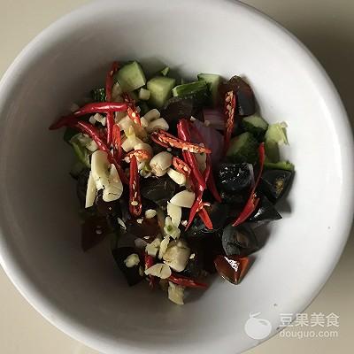 变蛋的做法凉拌，凉拌变蛋的家常做法（超简单的快手小凉菜~开胃皮蛋）