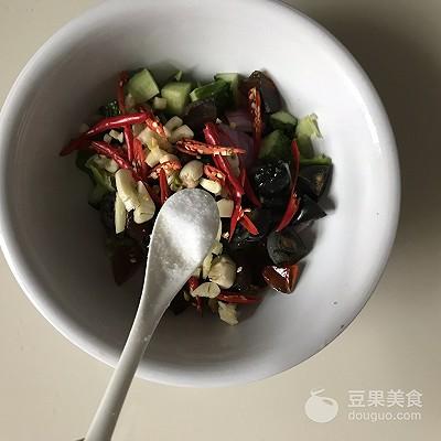 变蛋的做法凉拌，凉拌变蛋的家常做法（超简单的快手小凉菜~开胃皮蛋）