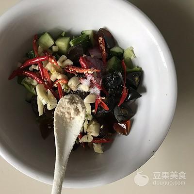 变蛋的做法凉拌，凉拌变蛋的家常做法（超简单的快手小凉菜~开胃皮蛋）