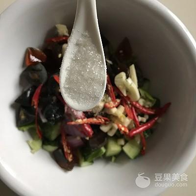 变蛋的做法凉拌，凉拌变蛋的家常做法（超简单的快手小凉菜~开胃皮蛋）
