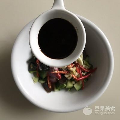 变蛋的做法凉拌，凉拌变蛋的家常做法（超简单的快手小凉菜~开胃皮蛋）
