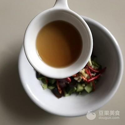 变蛋的做法凉拌，凉拌变蛋的家常做法（超简单的快手小凉菜~开胃皮蛋）