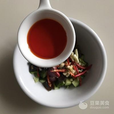 变蛋的做法凉拌，凉拌变蛋的家常做法（超简单的快手小凉菜~开胃皮蛋）