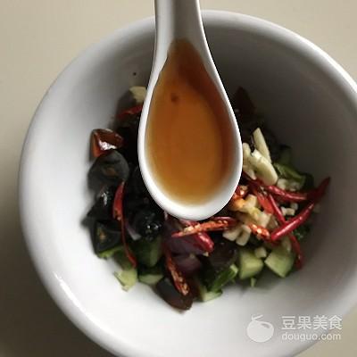 变蛋的做法凉拌，凉拌变蛋的家常做法（超简单的快手小凉菜~开胃皮蛋）