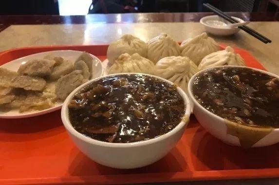 北京炒肝上的美食，二两包子和北京的早晨