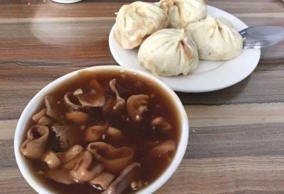 北京炒肝上的美食，二两包子和北京的早晨