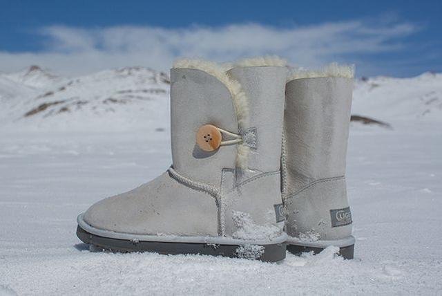 澳洲UGG和美国UGG的区别，澳洲ugg和美国ugg的区别鞋标（爱穿雪地靴的朋友可要注意了）