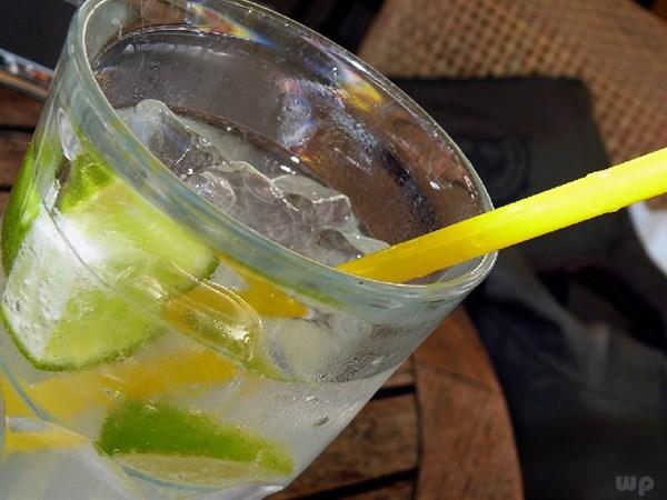 柠檬水喝多了有什么坏处，柠檬泡水喝有什么功效（几个错误的喝法要注意）