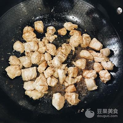 菠萝炒鸡肉的做法，菠萝炒鸡的教程（酸甜可口的菠萝鸡丁）