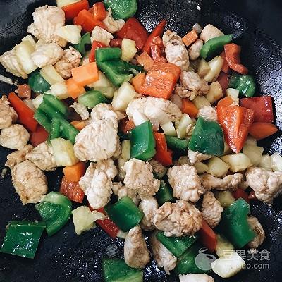 菠萝炒鸡肉的做法，菠萝炒鸡的教程（酸甜可口的菠萝鸡丁）