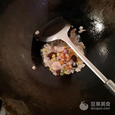 怎么做咖喱焗饭，咖喱贡丸芝士焗饭