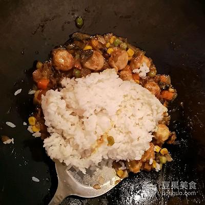怎么做咖喱焗饭，咖喱贡丸芝士焗饭
