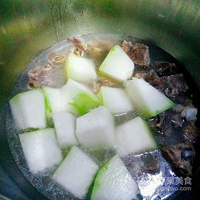 怎样做美味的冬瓜炖排骨，怎样做排骨炖冬瓜好吃（冬瓜排骨汤的做法）