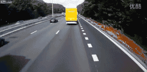 右侧超车违法吗，右边超车违规吗（这样超车，事故全责）