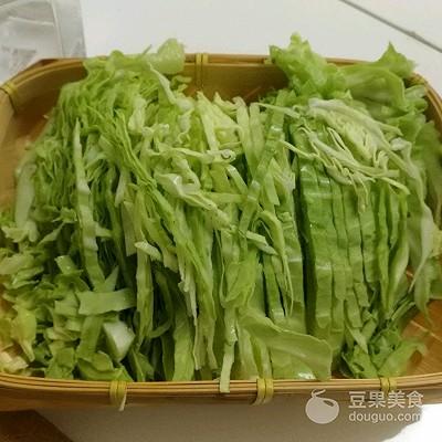 豆芽炒饼丝的饭店做法，圆白菜炒饼丝—十分钟快手菜