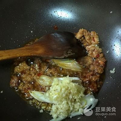  豆芽炒饼丝的饭店做法，圆白菜炒饼丝—十分钟快手菜