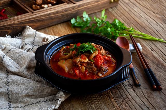西红柿炖牛腩的家常做法，如何做西红柿牛腩（西红柿炖牛腩的做法）