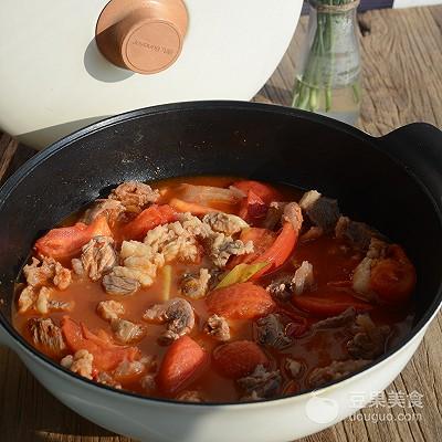 西红柿炖牛腩的家常做法，如何做西红柿牛腩（西红柿炖牛腩的做法）
