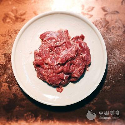 煮生牛肉的正确方法，煮牛肉汤的正确方法窍门（水煮牛肉的做法）