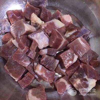 怎么烧红烧牛肉，红烧牛肉怎么做又软又香（红烧牛肉的做法）
