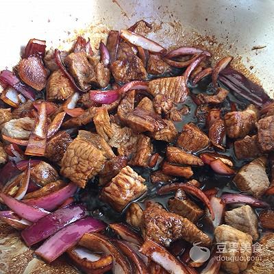 怎么烧红烧牛肉，红烧牛肉怎么做又软又香（红烧牛肉的做法）