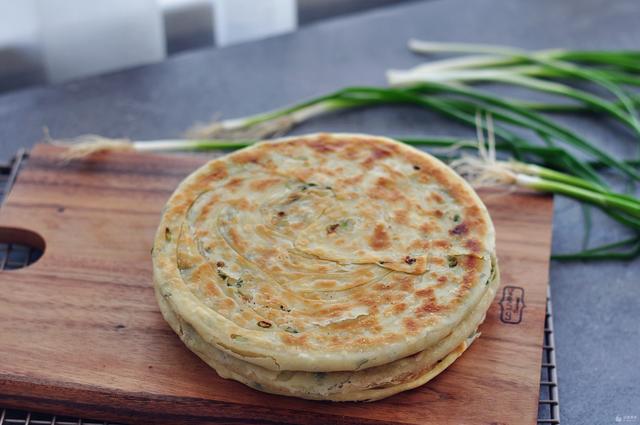 一般烫面葱油饼的做法，烫面葱花饼的做法
