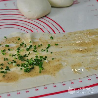 一般烫面葱油饼的做法，烫面葱花饼的做法