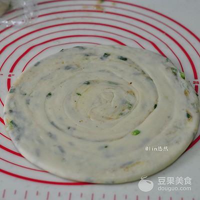 一般烫面葱油饼的做法，烫面葱花饼的做法