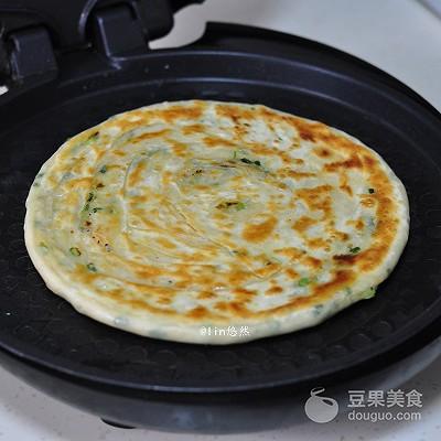 一般烫面葱油饼的做法，烫面葱花饼的做法