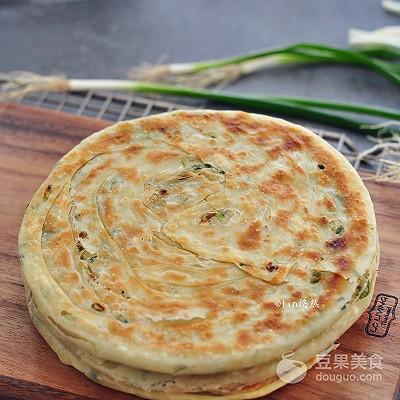 一般烫面葱油饼的做法，烫面葱花饼的做法