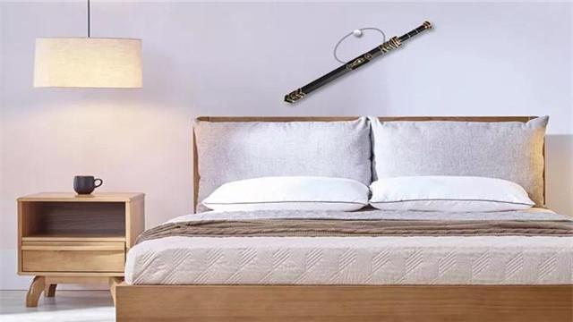放床的十大忌讳，8种东西别放床头会招鬼（床头放这些东西会让你倒霉一整年）