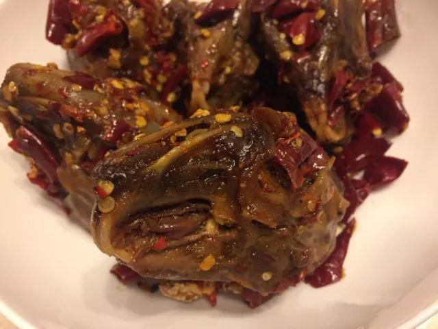 最好吃的成都麻辣烤兔，喜欢抱着呲牙咧嘴的它