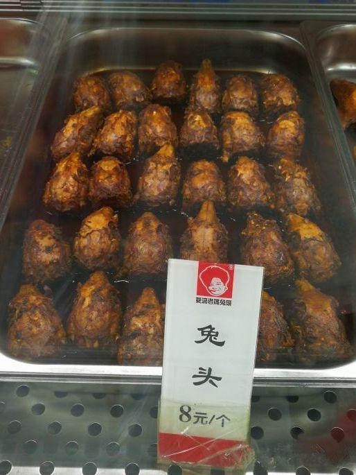 最好吃的成都麻辣烤兔，喜欢抱着呲牙咧嘴的它