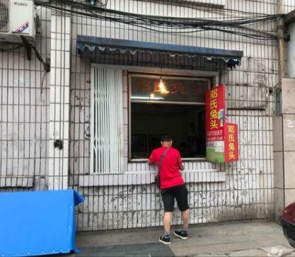 最好吃的成都麻辣烤兔，喜欢抱着呲牙咧嘴的它