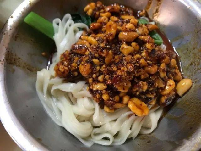 最好吃的成都麻辣烤兔，喜欢抱着呲牙咧嘴的它