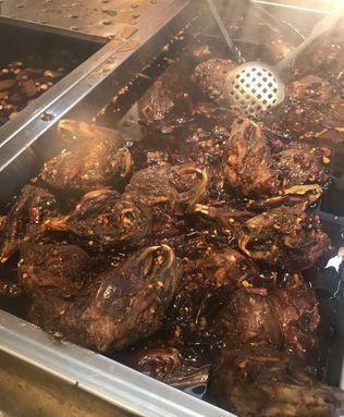 最好吃的成都麻辣烤兔，喜欢抱着呲牙咧嘴的它