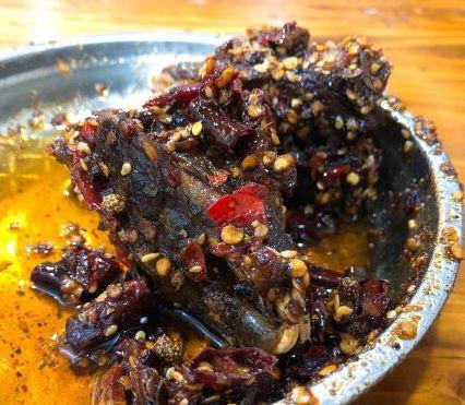 最好吃的成都麻辣烤兔，喜欢抱着呲牙咧嘴的它