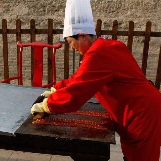 梨膏糖的功效与作用，百草梨膏糖的功效（七代传承流传下来的古法梨膏糖）