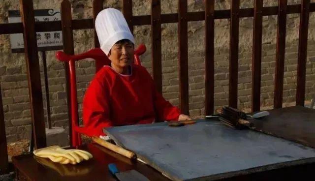 梨膏糖的功效与作用，百草梨膏糖的功效（七代传承流传下来的古法梨膏糖）